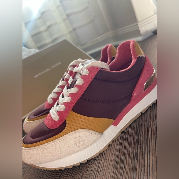 Gorgeous comfy MK sneaker, size 7. NWT - Picture 7 of 10